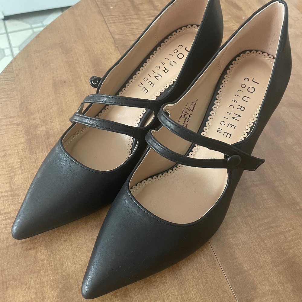 Journee Collection Sidney Pump